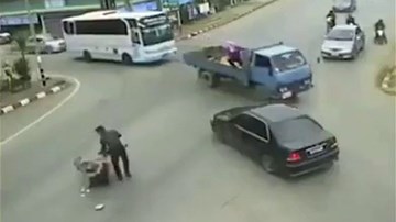 Xe máy bỏ chạy sau tai nạn, ô tô dừng lại ân cần giúp