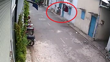 Người phụ nữ rình rập trước cửa nhà để trộm thứ không ai ngờ