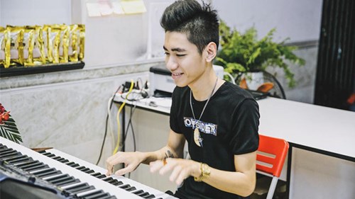 'Thánh đàn organ' biến tấu hit 'Gặp mẹ trong mơ' thành bản DJ sôi động