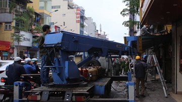 Máy xúc dẹp vỉa hè Hà Nội, nhà nhà gọn ghẽ