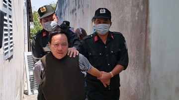 Nhân viên đâm Trưởng phòng Tư pháp huyện rồi cố thủ trong nhà