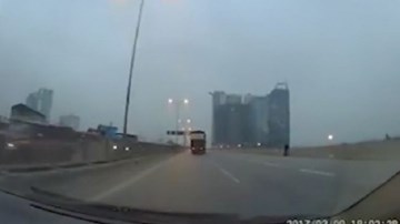 Xe tải và ô tô liên tục lạng lách, tạt đầu nhau để giành đường