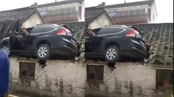 Mất lái, ô tô 'leo' lên nóc nhà nằm yên vị