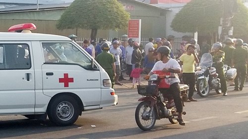 Thi thể đôi nam nữ nằm trước cổng Nhà thiếu nhi Sóc Trăng