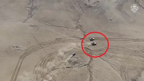 Xe bom IS rượt đuổi thiết giáp Iraq đầy kịch tính trên sa mạc