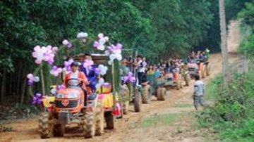 Nam thanh nữ tú hớn hở khi được rước dâu trên 6 máy cày