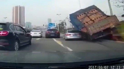 Liều lĩnh vượt ẩu, xe tải 'chôn' ô tô con trong núi gạch