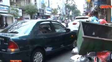 Xe biển xanh truy đuổi, ép ngã hai tên cướp ở TP.HCM