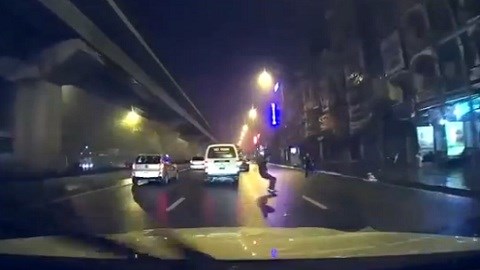 Lao vào đầu ôtô tự tử bất thành, nam thanh niên bị tát vào mặt