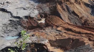 Nghệ An: Bể chứa bùn thải quặng thiếc bị vỡ trơ đáy khiến cá chết hàng loạt