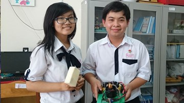 Học sinh lớp 12 chế tạo robot lau bảng