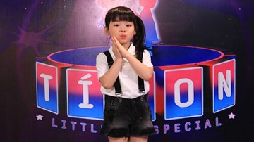 ‘Phát sốt’ với cô bé 5 tuổi nói Tiếng Anh như gió trên sóng truyền hình