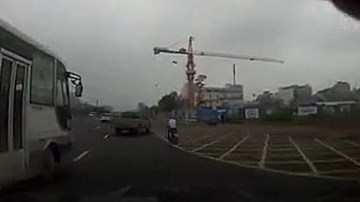 Chạy xe với tốc độ cao, xe máy đâm thẳng vào ô tô
