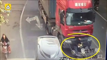 Thoát chết thần kỳ dưới gầm xe tải