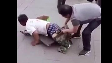 Giả tàn tật xin tiền trên phố bị lật tẩy bẽ bàng