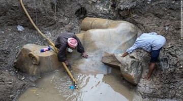 Bức tượng cao 8 m được cho cho là vua Ramses II