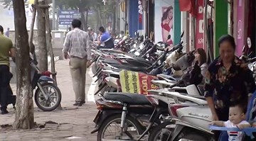 Hà Nội: Quận lý giải về vạch kẻ uốn lượn phân chia vỉa hè