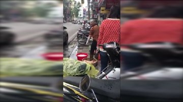 Phát hoảng clip rửa lòng lợn bằng chân tại quán lòng nức tiếng HN