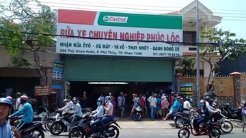 Tài xế đạp nhầm chân ga, xế hộp lao trúng người đi đường