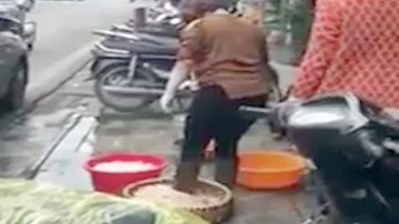Quán lòng lợn rửa bằng chân trên phố cổ Hà Nội bị 