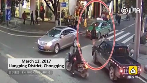 Cô gái vừa đi vừa vung tay ném tiền ra đường để... giải sầu