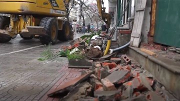 Dân mong có giải pháp thay vì đục phá tam cấp khi dọn vỉa hè