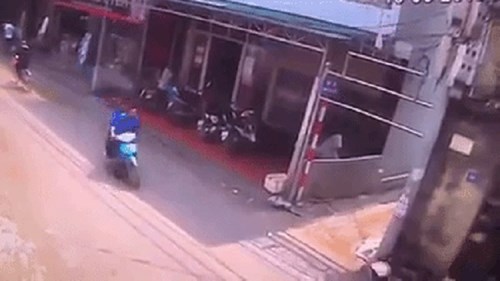 Tránh người đàn ông sang đường, người phụ nữ chạy xe máy ngã sấp mặt