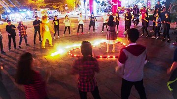 Màn cầu hôn lãng mạn của 'chàng khỉ Hải Phòng' khiến dân mạng thích thú