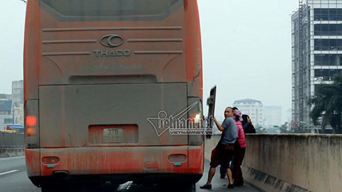 Xe khách chạy chui nhiễu loạn đường Hà Nội