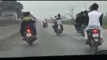 Triệu tập nhóm thanh niên đánh võng, lái xe máy bằng chân
