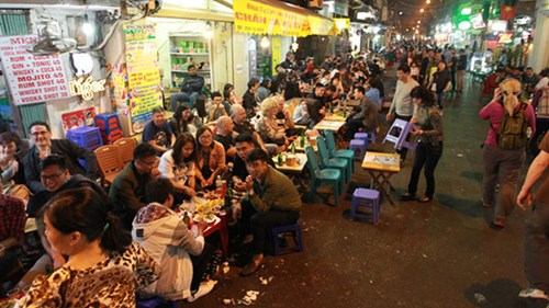 Sau 1 tuần, vỉa hè Hà Nội lại bị lấn chiếm