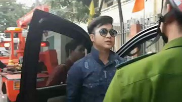 Đậu trên lề, xế hộp của ca sĩ Quách Tuấn Du bị kéo về đồn