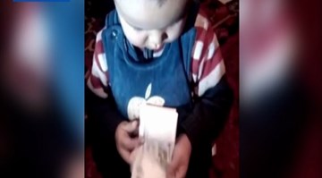 Ngỡ ngàng trước khả năng đếm tiền nhanh như máy của cậu bé 3 tuổi