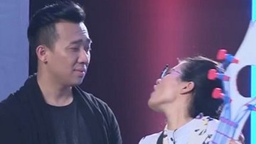 Trấn Thành bị phun nước bọt vào mặt trên sóng truyền hình