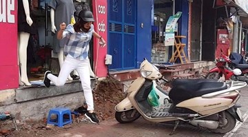 Người dân loay hoay khắc phục sau khi bậc tam cấp bị đập