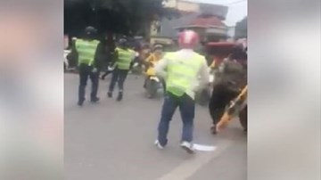 Nhóm phượt thủ nẹt pô, đánh người giữa phố