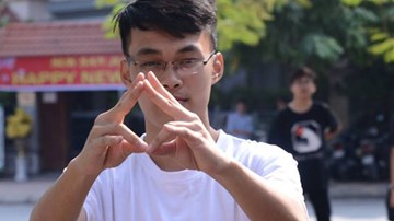 Thầy giáo ra đề thuyết trình Hóa, nam sinh bá đạo... viết nhạc trả lời