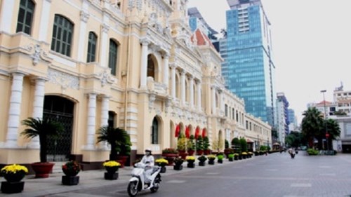Cận cảnh tòa nhà có bậc tam cấp không thể phá ở TP.HCM