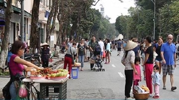 Hàng rong nhiều bất thường trên phố đi bộ Hà Nội