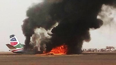 Cận cảnh máy bay bốc cháy dữ đội, hành khách sống sót thần kỳ