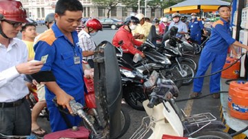 Xăng giảm giá hơn 700 đồng/lít