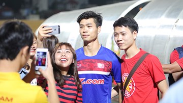 Xuân Trường, Công Phượng mỏi tay ký tặng fan nữ