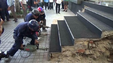 Cuộc tranh luận pháp lý về việc đập bỏ bậc tam cấp của khách sạn 5 sao