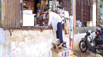 Bị “chặt” tam cấp, cụ bà vật vã leo thang vào nhà