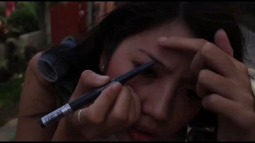 Cô gái thoải mái dạy trang điểm trên nóc xe đang chạy