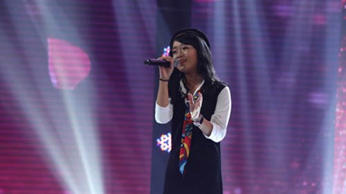 Cẩm Ly ngỡ ngàng trước giọng hát tình cảm của bé Linh Phương