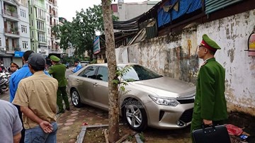 Hà Nội: 1 ô tô đỗ vỉa hè, 4 cơ quan vào cuộc