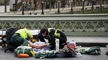 Xe 'điên' lao vào tòa nhà Quốc hội Anh, nổ súng thương vong lớn