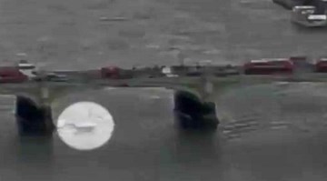 Nhảy xuống sông Thames tránh xe khủng bố lao như bắn
