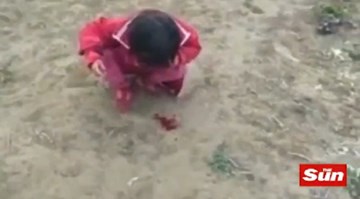 Mẹ dùng roi đánh liên tiếp vào người khiến con gái nôn ra máu